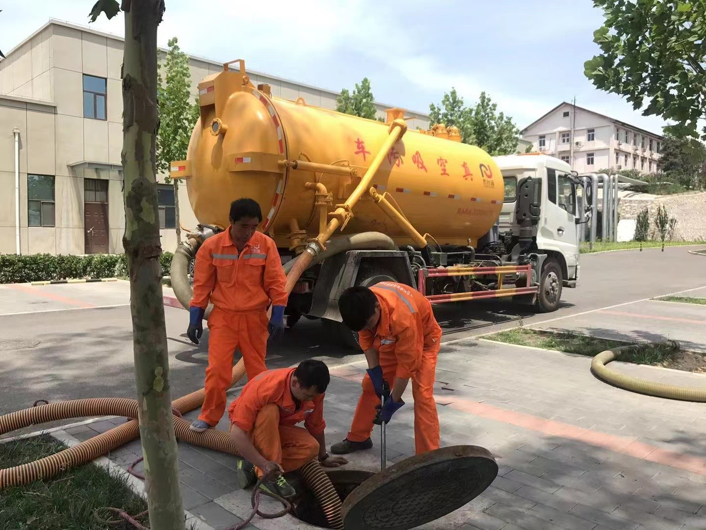 海州管道疏通车停在窨井附近