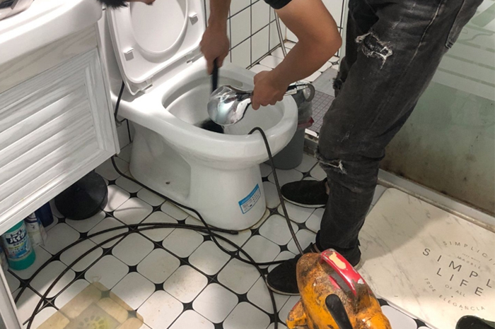 海州马桶堵塞自己疏通还是找师傅?专业上门服务让你省时更省心